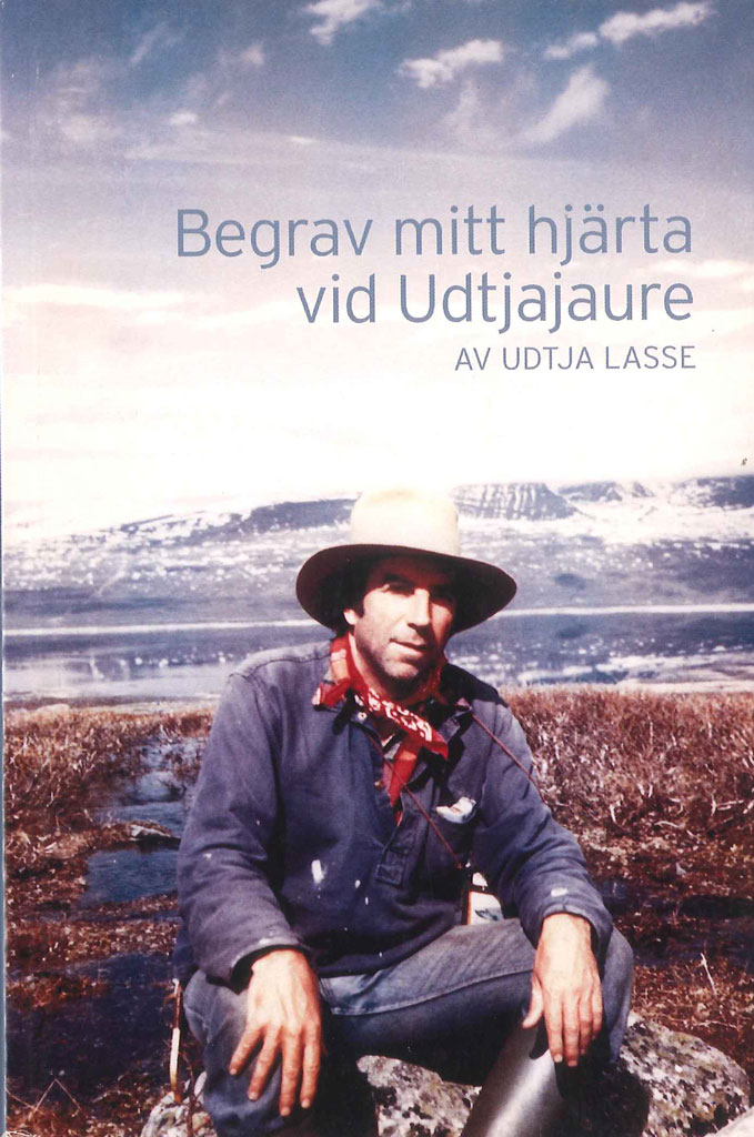 Omslaget till boken Begrav mitt hjärta vid Udtjajaure av Udtja Lasse